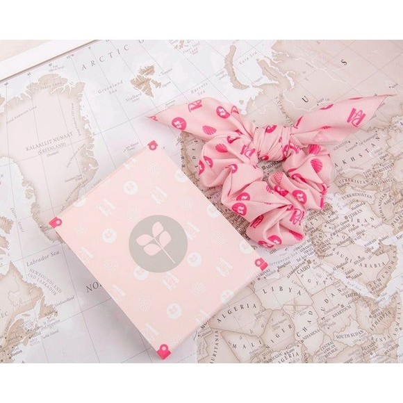 Red Aspen - Luxe False Lashes Travel Book - Picture 3 of 4